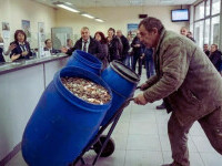 Un bulgar s-a dus la bancă să schimbe în euro trei canistre pline cu monede leva. Ce a urmat
