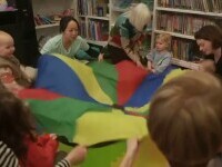 Tot mai mulți copii ajung la școală cu dificultăți de comunicare, arată un studiu. Efectele expunerii timpurii la ecrane