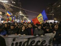 Protest în București față de măsurile luate de Guvern. Sute de oameni au pornit în marş spre Piaţa Victoriei. FOTO