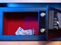 Un seif în care se aflau un milion de euro, aur și bijuterii a dispărut dintr-o locuință din Mediaș. Cine l-ar fi furat