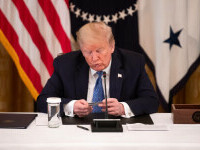 Trump vrea carduri de credit ieftine: „nu vom mai permite ca publicul american să fie «jefuit» cu dobânzi de 20-30%”