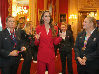 Prințesa de Wales a furat toate privirile într-un costum roșu îndrăzneț. Apariție elegantă la Castelul Windsor. GALERIE FOTO