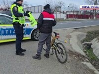 Acțiune inedită în Galați. Polițiștii au împărțit veste reflectorizante bicicliștilor și căruțașilor