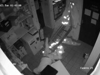 Momentul în care un hoț cade de 5 ori încercând să fugă prin tavan, după ce a jefuit casa de marcat a unei benzinării din UK