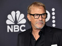 Kevin Costner împlinește 71 de ani. De la roluri de figurație la statutul de legendă a filmului. GALERIE FOTO