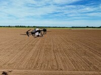 O femeie de 82 de ani din China a devenit virală după ce a învățat să piloteze drone agricole | VIDEO