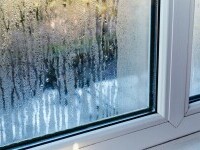 Trucul ieftin care elimină condensul de pe geamuri. Costă câțiva lei și concurează cu un dezumidificator
