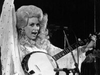 Dolly Parton împlinește 80 de ani. Cariera impresionantă a reginei muzicii country. GALERIE FOTO