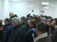 Sute de români au așteptat la cozi, în frig, pentru a-și plăti dările la stat. Suma uriașă strânsă în câteva ore la Timișoara