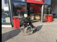 Ce au descoperit polițiștii locali din Iași la o persoană care folosea un căruț cu rotile pentru a provoca mila trecătorilor