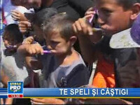 Spălatul pe dinţi, nefamiliar pentru copii romi din Alba