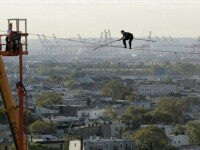 Curaj sau nebunie? A mers pe un cablu de otel deasupra unui rau