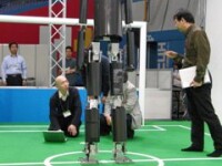 Creatia unui japonez: un robot gigant care mai joaca si fotbal!