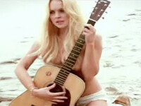 Lindsay Lohan, topless, cu o chitara chiar inainte de inchisoare! VIDEO