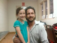 La 7 ani, joaca cu Gerard Butler si uimeste internetul cu vocea sa. Video