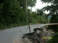 Se sfarma drumul in Campulung Muscel. Cartier in pericol de a fi izolat