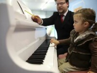 Lavinia Ramirez, fetita de 2 ani canta la pian