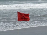 Pericol de înec în sudul litoralului. Salvamarii au arborat steagul roșu în mai multe stațiuni