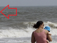 Statea linistita cu fetita la plaja. A ramas ingrozita de ce a vazut cand s-a intors spre ocean