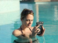 femeie la piscina, smartphone