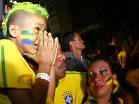 Steaguri arse si lupte de strada. Violente in Brazilia, dupa cosmarul din semifinalele Campionatului Mondial. GALERIE FOTO