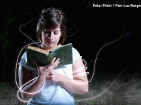 femeie citind dintr-o carte cu povesti feerie