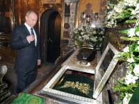 La cateva zile dupa tragedia din Ucraina, Putin s-a inchinat la biserica. Lideri mondiali: Nu se poate spala pe maini de vina