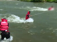 Trei copii si doua femei, salvati din mijlocul apelor, in Hunedoara. Un trecator si-a riscat viata pentru o copila de 13 ani