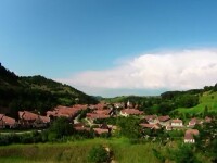 Cum a reusit Paul Hemerth, un sas intors acasa, sa salveze casele traditionale dintre dealurile Richisului, in judetul Sibiu