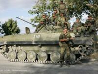 soldati rusi langa un transportor blindat in Osetia de Sud in 2008