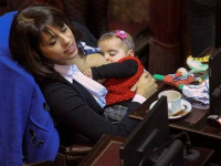 Imagine virala. O politiciana din Argentina, laudata dupa ce a fost fotografiata in timp ce isi alapta fetita in Parlament