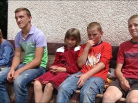 Un tata din judetul Cluj isi creste singur cei 5 copii incercati de saracie