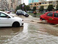 O ploaie torentiala a produs probleme in trafic dupa ce mai multe strazi au fost inundate in Deva.