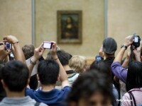 turisti in fata tabloului Mona Lisa