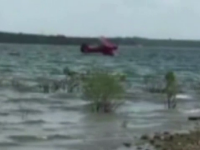 Accident aviatic spectaculos in Texas, unde un avion de mici dimensiuni s-a prabusit intr-un lac. Pasagerii au fost salvati