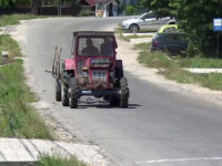 tractor pe ulita satului