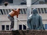 Pregatiri pentru CM de Fotbal din Rusia. Un muncitor lucreaza langa statuia lui Lenin de la stadionul Lujniki (Moscova)