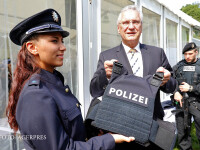 Oficialii landului Bavaria prezinta noul model de vesta anti-glont pentru politisti, introdus dupa ultimele atacuri