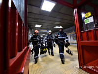 O echipa de pompieri actioneaza la statia de metrou Piata Victoriei, unde circulatia trenurilor este intrerupta, deoarece s-a sesizat o degajare de fum in tunel.