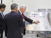 Val de ironii online dupa ce vicepresedintele american a pus mana pe un echipament NASA pe care scria 