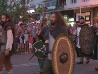 Strigate de lupta si sunete de cimpoi. A inceput Festivalul Medieval la Oradea, iar in Bacau defileaza dacii si romanii