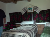 Romanii care au salvat de la disparitie mai multe locuinte traditionale motesti. Cat costa o zi de cazare in ele