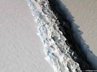 Un aisberg urias, de 1000 de miliarde de tone, s-a desprins din Antarctica. VIDEO