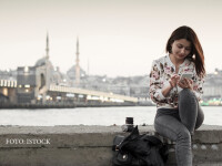 femeie vorbind la telefon in Istanbul