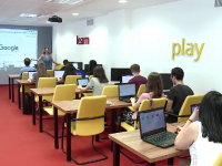 120 de elevi din Cluj isi petrec vacanta invatand programare de la marile companii IT. 