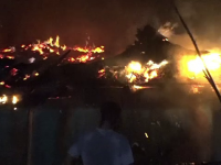 O casa din Botosani a ars complet, 3 oameni s-au salvat in ultima clipa. Proprietarii cred ca focul ar fi pus intentionat