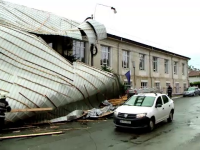 Experiment Stirile ProTV: Cat de usor poate distruge o furtuna un acoperis. 