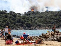 Incendii puternice de vegetatie in sudul Frantei. Peste 10.000 de oameni au fost evacuati peste noapte din calea flacarilor