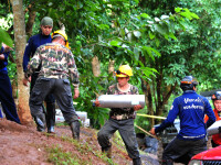 Un salvator a murit după ce i-a aprovizionat pe copiii blocaţi într-o peşteră din Thailanda