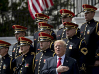 Donald Trump si soldati